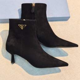Женские замшевые ботильоны Prada черные каблук 5 см 2026