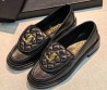 Женские кожаные лоферы Chanel черные с золотым логотипом 2026