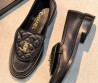 Женские кожаные лоферы Chanel черные с золотым логотипом 2026