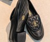 Женские кожаные лоферы Chanel черные с золотым логотипом 2026
