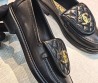 Женские кожаные лоферы Chanel черные с золотым логотипом 2026