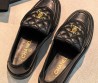 Женские кожаные лоферы Chanel черные с золотым логотипом 2026