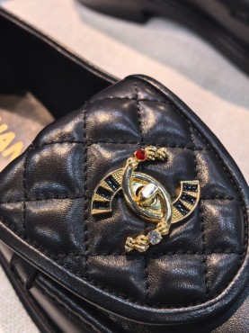 Женские кожаные лоферы Chanel черные с золотым логотипом 2026