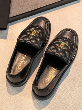 Женские кожаные лоферы Chanel черные с золотым логотипом 2026
