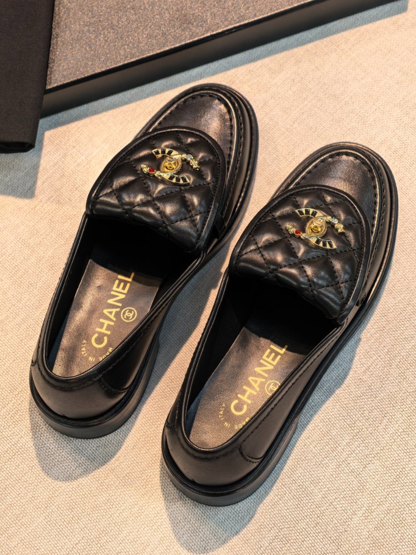 Женские кожаные лоферы Chanel черные с золотым логотипом 2026