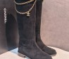 Женские замшевые сапоги Chanel черные с цепочкой 2026