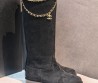 Женские замшевые сапоги Chanel черные с цепочкой 2026