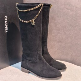 Женские замшевые сапоги Chanel черные с цепочкой 2026