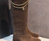 Женские замшевые сапоги Chanel коричневые с цепочкой 2026