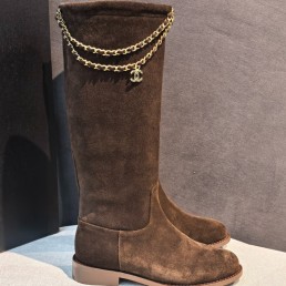 Женские замшевые сапоги Chanel коричневые с цепочкой 2026