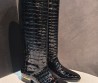 Женские кожаные сапоги Chanel черные лакированные под рептилию 2026