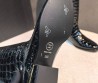 Женские кожаные сапоги Chanel черные лакированные под рептилию 2026