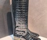 Женские кожаные сапоги Chanel черные лакированные под рептилию 2026
