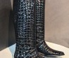 Женские кожаные сапоги Chanel черные лакированные под рептилию 2026