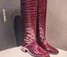 Женские кожаные сапоги Chanel красные лакированные под рептилию 2026