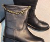 Женские кожаные сапоги Chanel черные с цепочкой 2026