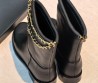 Женские кожаные сапоги Chanel черные с цепочкой 2026