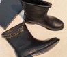 Женские кожаные сапоги Chanel черные с цепочкой 2026