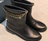 Женские кожаные сапоги Chanel черные с цепочкой 2026