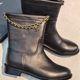 Женские кожаные сапоги Chanel черные с цепочкой 2026