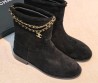 Женские замшевые сапоги Chanel черные с золотой цепочкой 2026