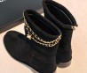 Женские замшевые сапоги Chanel черные с золотой цепочкой 2026
