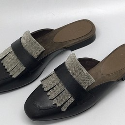 Женские кожаные мюли Brunello Cucinelli черные с серебристым украшением