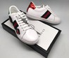 Женские кожаные кроссовки Gucci белые украшены рисунком (стрела)