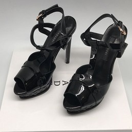 Женские лаковые босоножки на платформе и высоком каблуке Casadei черные