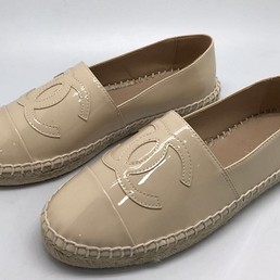 Женские лаковые кожаные эспадрильи Chanel бежевые