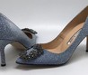 Серебристые атласные туфли-лодочки с блестками от Manolo Blahnik 'Hangisi'