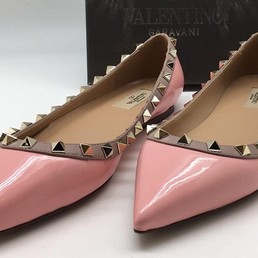 Женские кожаные лаковые розовые балетки Valentino Garavani Rockstud