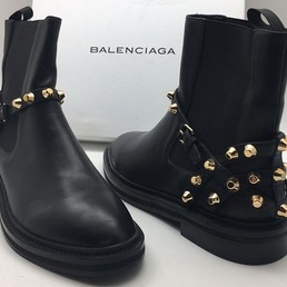 Женские осенние кожаные полусапожки Balenciaga черные с шипами