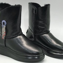 Женские кожаные зимние сапоги Alexander McQueen черные лаковые