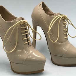 Женские кожаные лаковые ботильоны Casadei бежевые на высоком каблуке и танкетке