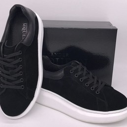 Мужские замшевые кроссовки Alexander McQueen черные на белой подошве