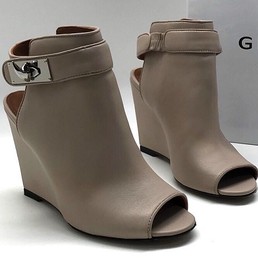 Женские кожаные летние ботильоны Givenchy бежевые