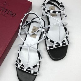 Женские сандалии Valentino Garavani Free Rockstud черные