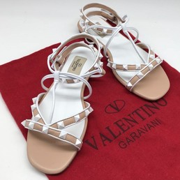 Женские сандалии Valentino Garavani Free Rockstud бежевые