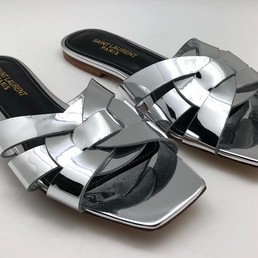 Женские шлепанцы Yves Saint Laurent серебристые