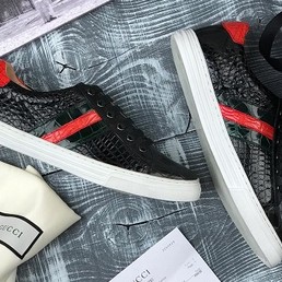 Кеды из кожи крокодила Gucci черные