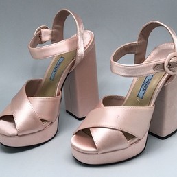 Женские атласные босоножки Prada лиловые