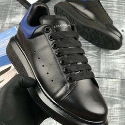 Мужские кожаные кроссовки Alexander McQueen черные с синей пяткой