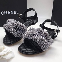 Женские сандалии Chanel черные с белым