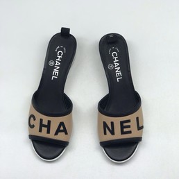 Шлепки бежевые на каблуке Chanel