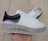 Кроссовки белые женские Alexander McQueen с черной пяткой