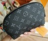 Дорожная кожаная косметичка Louis Vuitton черная