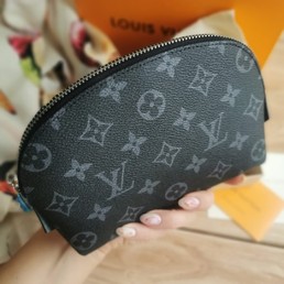 Дорожная кожаная косметичка Louis Vuitton черная