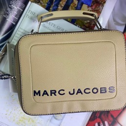 Женская кожаная сумка Marc Jacobs бежевая