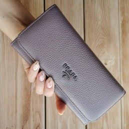 Кошелек кожаный Prada серый 19х10